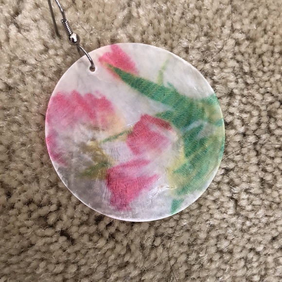 Hand painted pearlized shell earrings with flower design - Picture 7 of 14